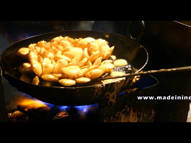 Making of Aloo Bhajiya | ALU PAKORA | 4k video | MUMBAI STREET FOODS street food