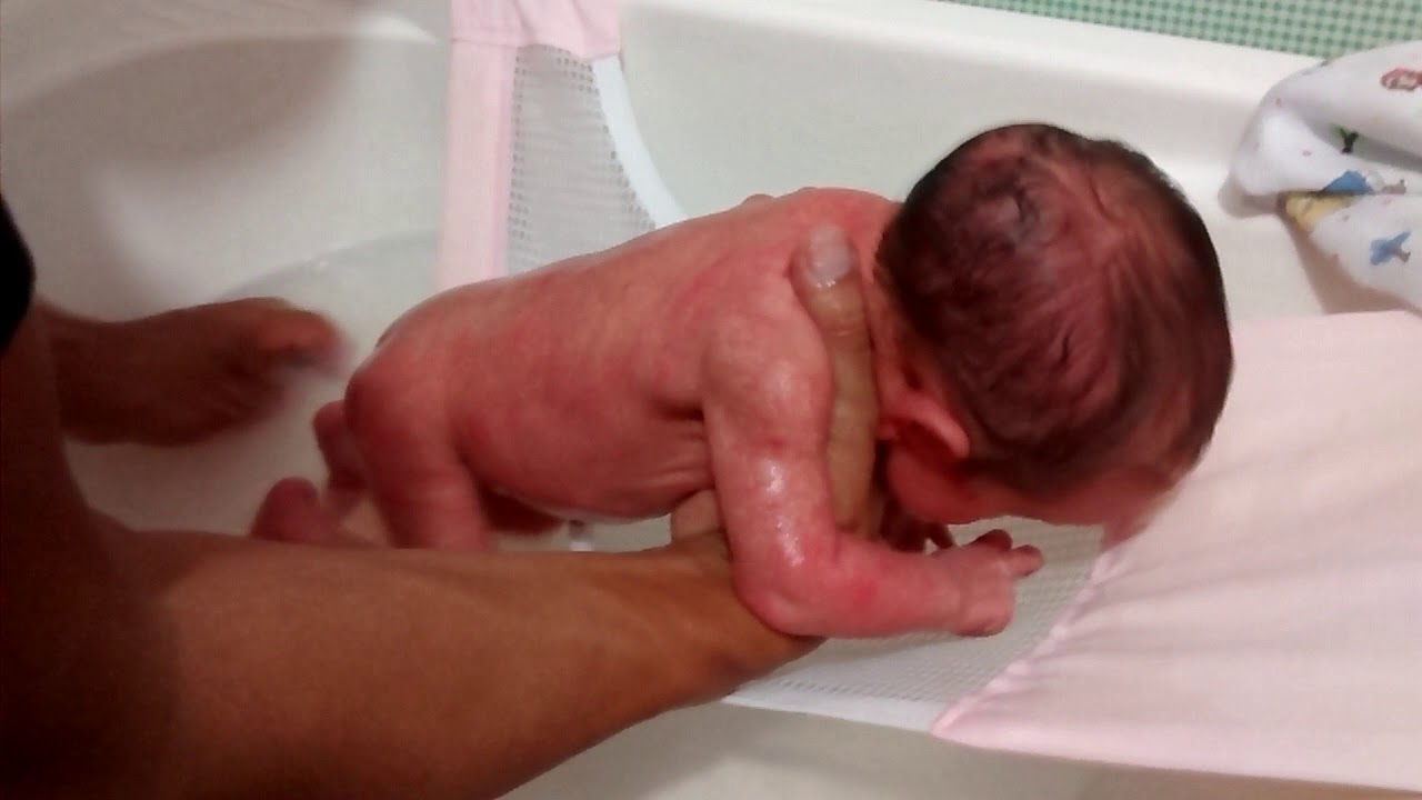 papai de primeira viagem dando o primeiro banho no nene