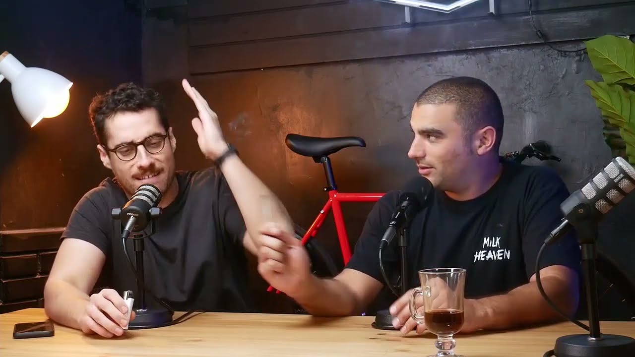 Simón Espinosa (EnVolada) le ofrece un pito de marihuana a Ignacio Socías