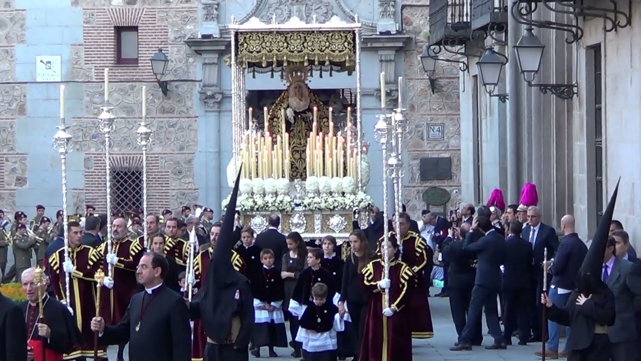 Semana Santa en Madrid. Recuerdos. La Hermandad de Los Estudiantes en la Plaza de la Villa.