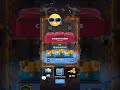 Jugando al Clash Royale.