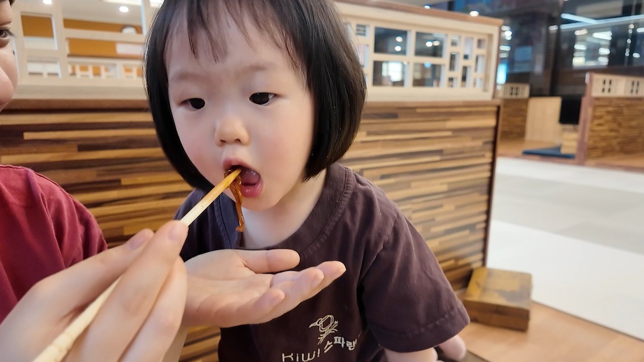 짜파게티 맛보더니 계속 달라고 입 벌리는 아기😮