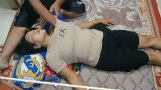 Badan terasa sakit semua, dipijat kameramen rasanya nyaman sekali