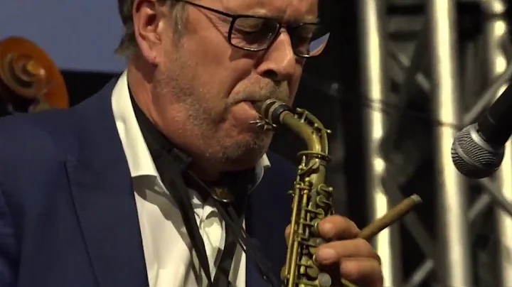 Antoine Trommelen (ss) plays "Love me tender"