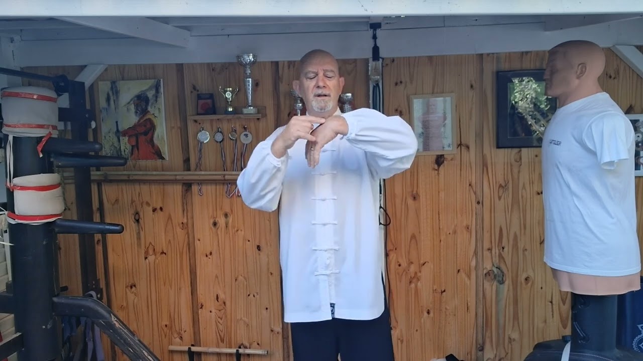 Caresser ou saisir la queue de l’oiseau 