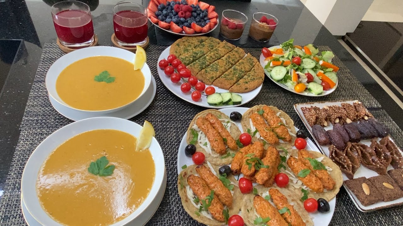 مائدة افطار صحية وسريعة🌙شوربة خفيفة /خبز بلا غلوتين/ ساندويتش بالكفتة مع خبز الشوفان/فلان الشكلاطة