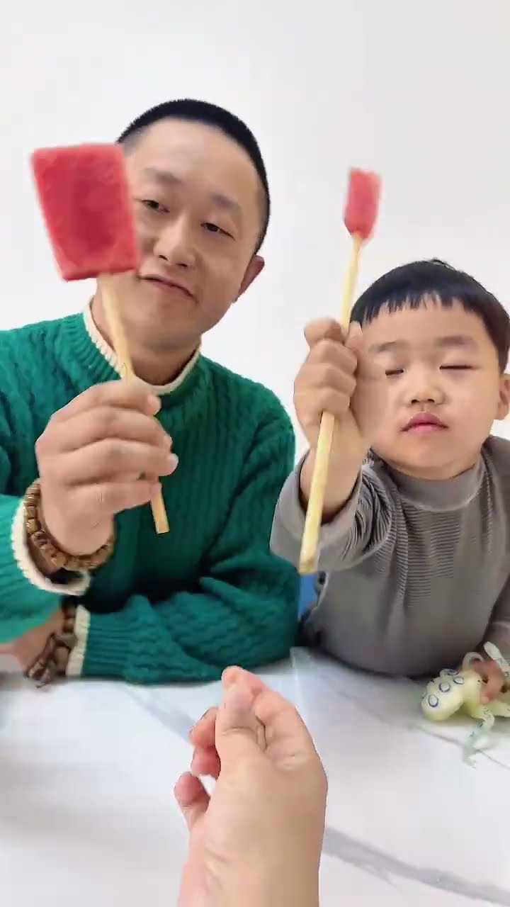 谁先吃完奖励100元！儿子真是太机智了！#cute baby#baby#萌娃#搞笑日常 #人类幼崽#小米宝