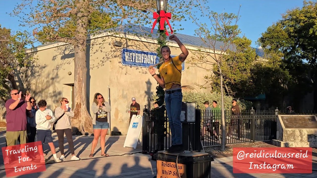 Уличный артист Ридикс Рид, известный своими трюками с кнутом, выступает на площади Мэллори в Ки-У...