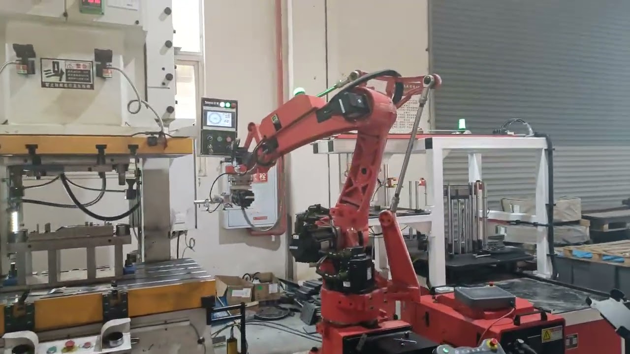 Five 3kg intelligent swing-arm robots operate in sync with 125T, 128T, and 220T pneumatic presses