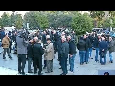 „ქართული მარშის“ წევრები თბილისის საკონცერტო დარბაზთან