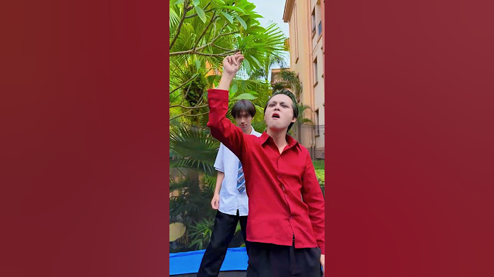 白天使和小丑的蹦床比赛。#天使 #小丑 #超人不会飞