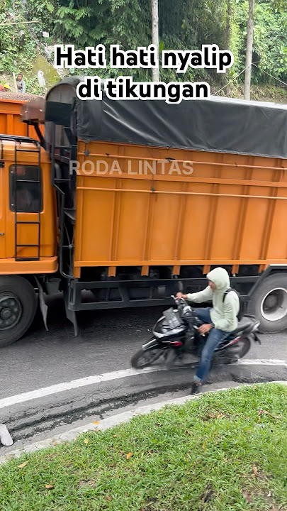 Hati hati kalau nyalip di tikungan
