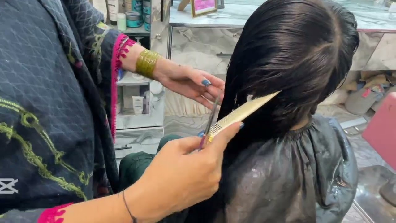 Butterfly hair cut with very easy blow dry ￼👩‍🦰