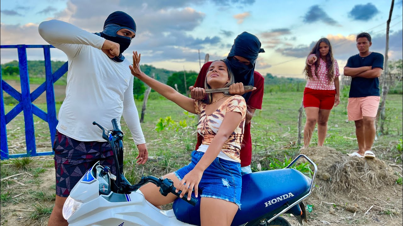 LADRÃO DECIDE ROUBAR A MOTO DO CASAL E SE DAR MAL 