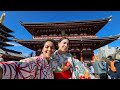 Tokio japon en kimono con ftima de misias en templo sensoji en asakusa 