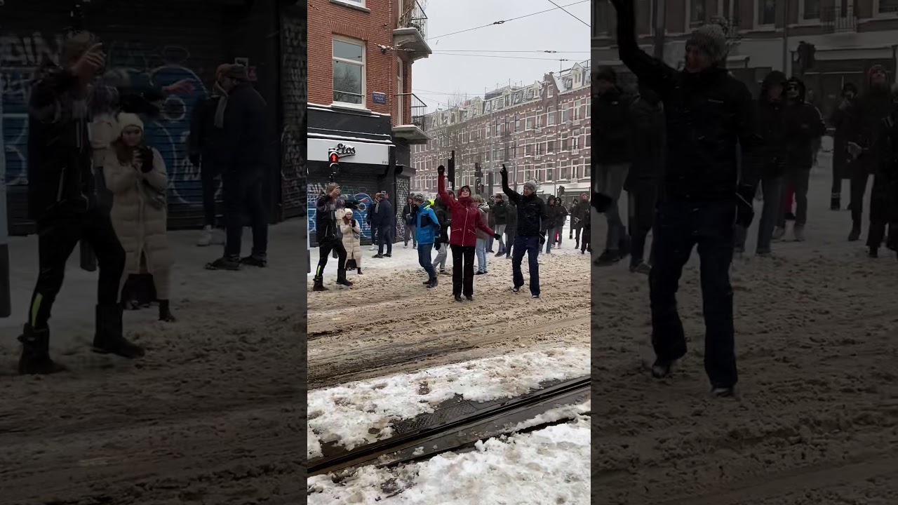Sneeuwfeestje in de Van Woustraat