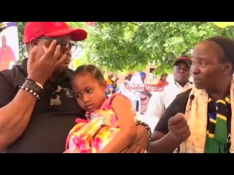 LISSU AMWAGA MACHOZI SIMULIZI YA NESI ALIYEMPOKEA BAADA YA KUPIGWA RISASI ALIBAKI NA DAMU 3 