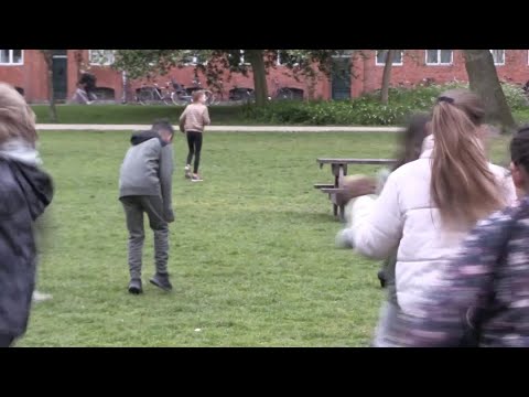 Au Danemark, l'école se fait à l'extérieur pour limiter les risques de contagion Au Danemark, l'école se fait à l'extérieur pour limiter les risques de contagion