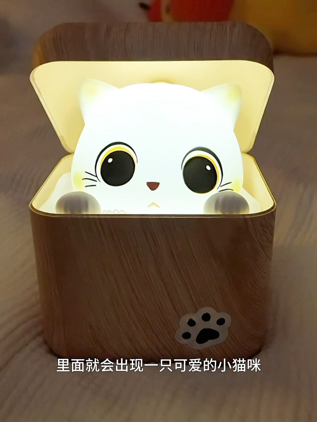 小さな猫が白い夜灯に飽きる What a creative little night light! It's timid yet adorable