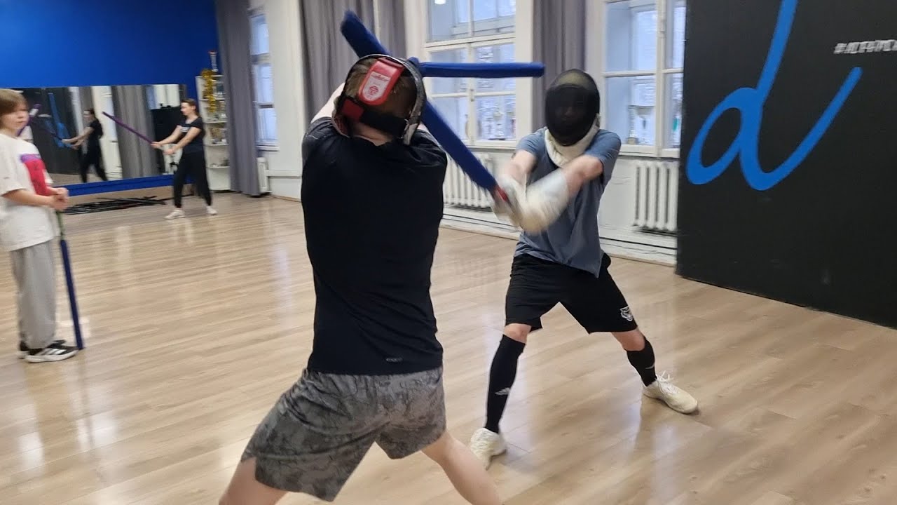 Спарринг на длинных японских мечах чанбара катана с плоским профилем в школе кендзюцу Katana Club