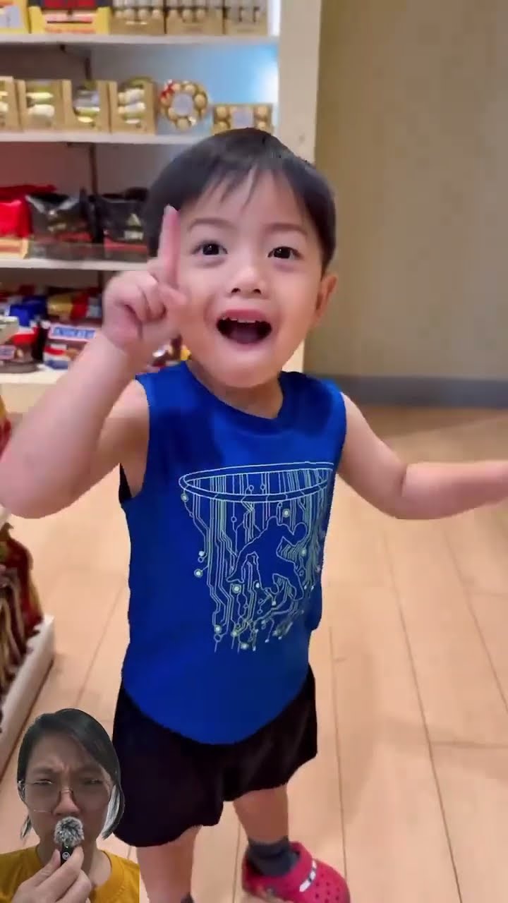 ADEK BAGI-BAGI PERMEN BUAT KAKAK YANG LAGI SEDIH #shorts