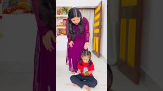 Hatho me mehndi Lagnae ka naya hugad lai Tooktook ke liye