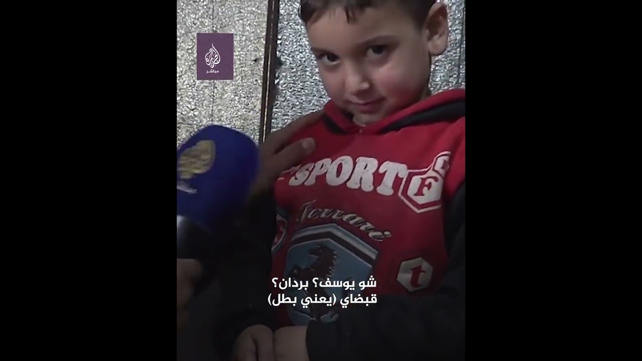 طفلة سورية نازحة تطلب الملابس بدلا من صورتها