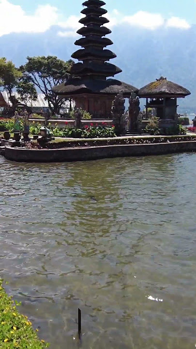Must visit places in Bali! Ulan Danu Beratan Temple! #bali #travel #bestplacesinbali