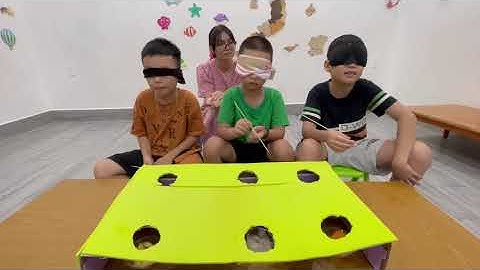 Tiếng Anh Giao Tiếp Phan Thiết: Max, Danny and David practice talking about Fruits( Taste and Guess)