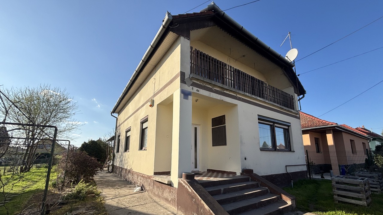 Eladó 2 szintes tégla ház Cegléd kertvárosi részén!