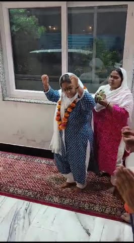 कार्तिक मास के उपलक्ष्य में भईया किशन दास जी एवं पूनम दीदी जी गौरांगी रास निकुंज में कीर्तन करते हुए