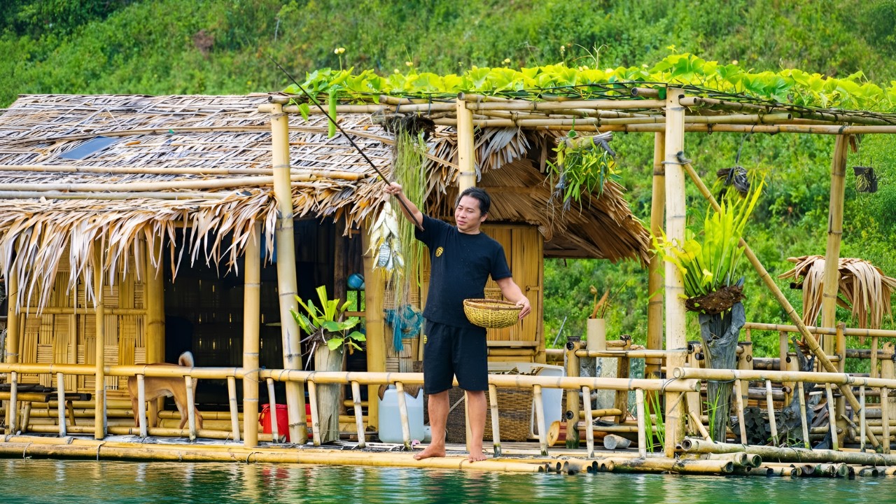 Going into the forest to forage for natural food at night - Catching fish, gathering bamboo shoots