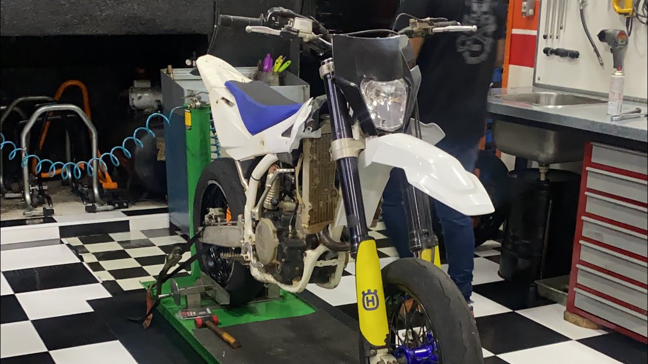 MONTANDO A HUSQVARNA SUPERMOTO