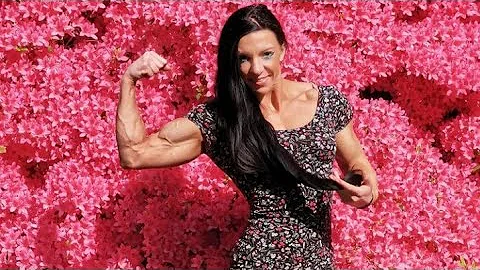 Ifbb pro Larisa Khul girls with muscles flexing fe...