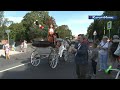 Праздничное шествие жителей Сестрорецка и возложение цветов к бюсту Петра I