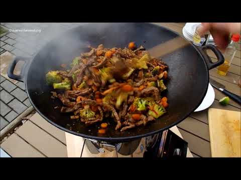 Der herzhafte Kohlrabieintopf mit Hackbällchen sorgt für ein wohlig sattes Bauchgefühl :) DEIN ERNÄH. 