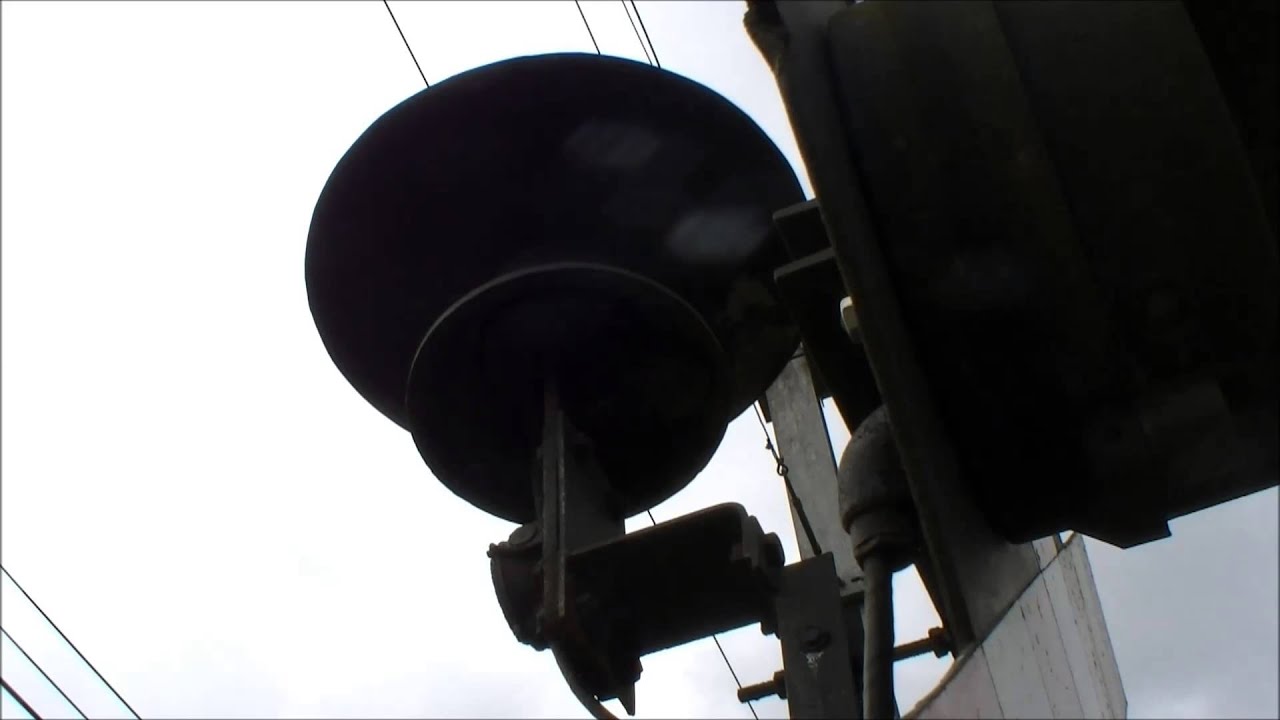 Close-up antieke overwegbel//old RR-crossing bell (Andenne, B) - YouTube