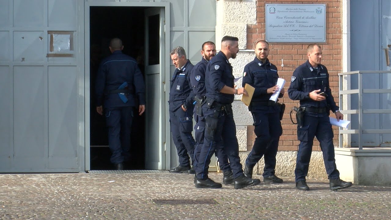 Trasferiti 50 detenuti: erano diventati i padroni del carcere di Avellino
