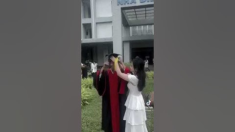 Bố mặc áo cử nhân trong ngày tốt nghiệp của con gái, cái gạt tay giấu nước mắt đầy xúc cảm