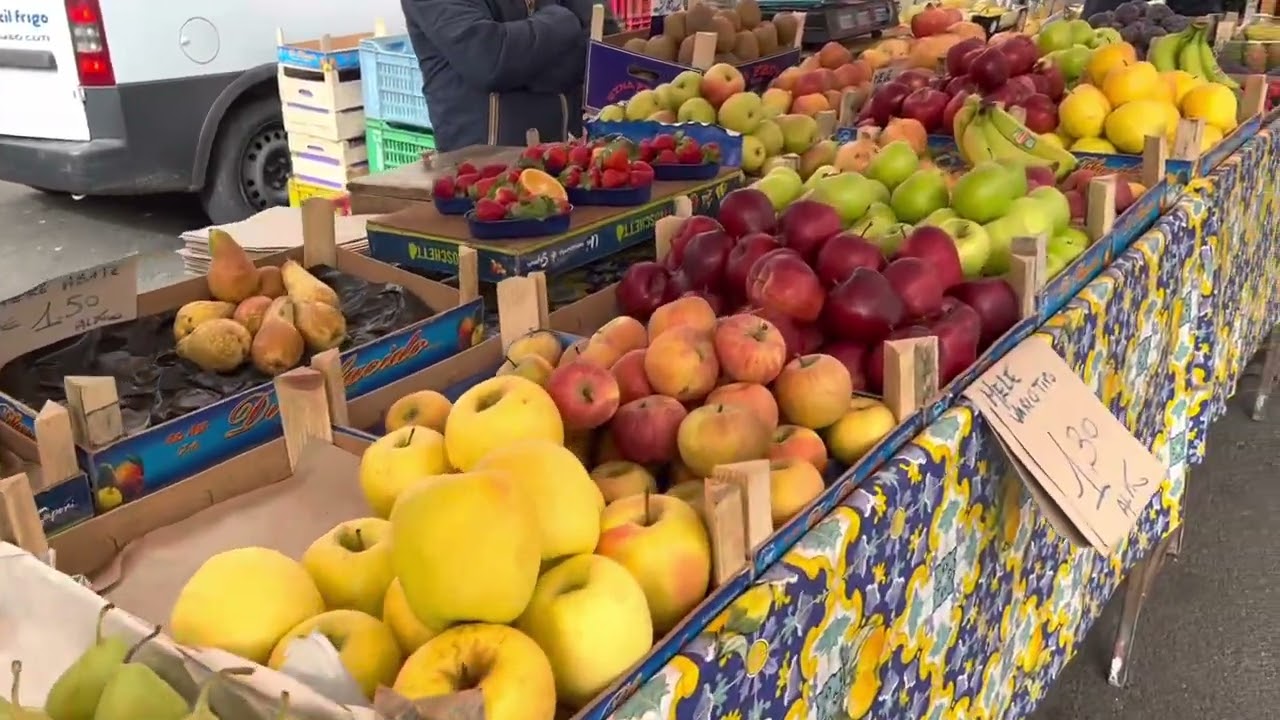AMAZING STREET FOOD MARKET IN CATANIA. Mercato a fera o luni