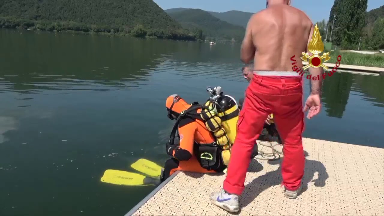 Terni, lago di Piediluco: sommozzatori recuperano natante