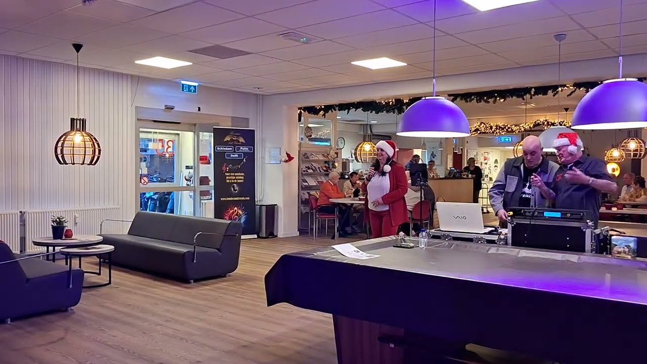 Ellen Young zingt live 