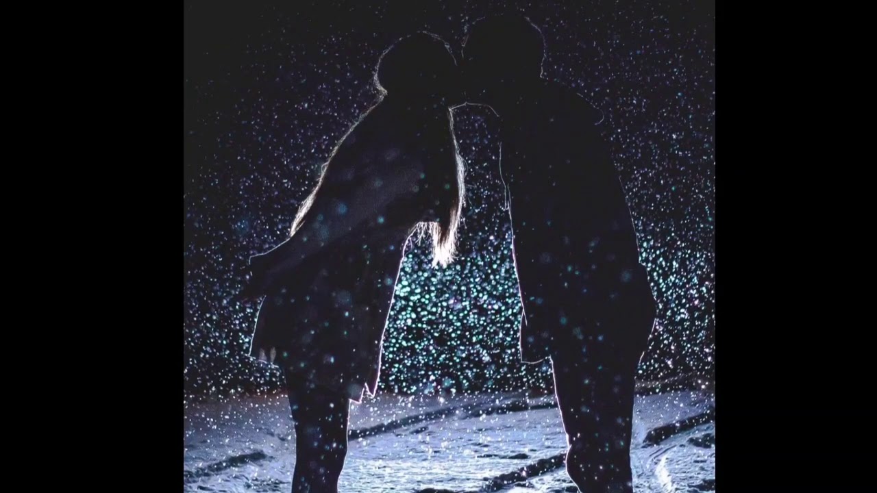 двое зимой ночью. пара ночью снег. поцелуй под снегопадом. влюбленные зимой ночью. объятия на ночь.