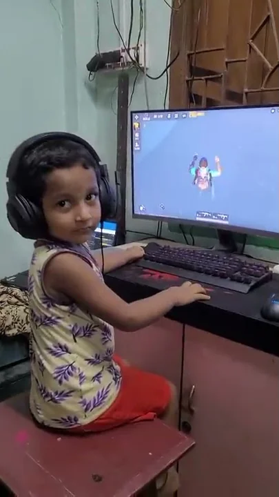 4 years old kid Playing Pubg Mobile