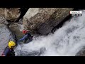 Golpe de agua arrastra dos jóvenes en el charco La Soplaera en Peñuelas