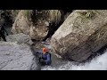 Golpe de agua arrastra dos jóvenes en el charco La Soplaera en Peñuelas