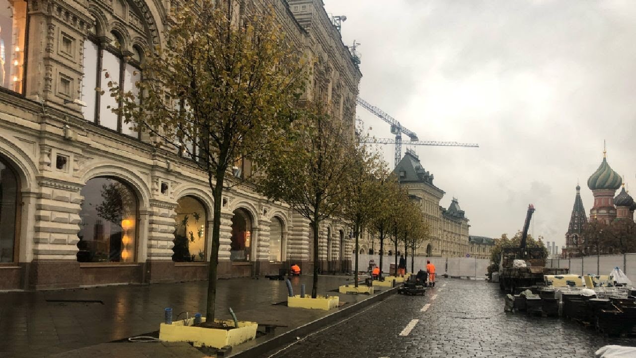 После скандала с вырубкой деревьев возле ГУМа в Москве начали высаживать липы / LIVE 24.10.18