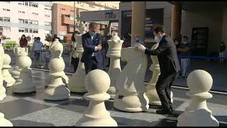 Rey Enigma y Caballero juegan al ajedrez en Vigo sobre un tablero gigante