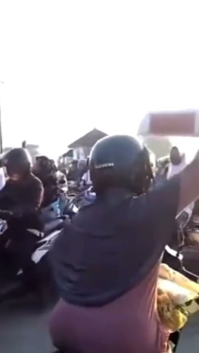 akibat taksabar||emak emak terjatuh menerobos palang pintu kereta api