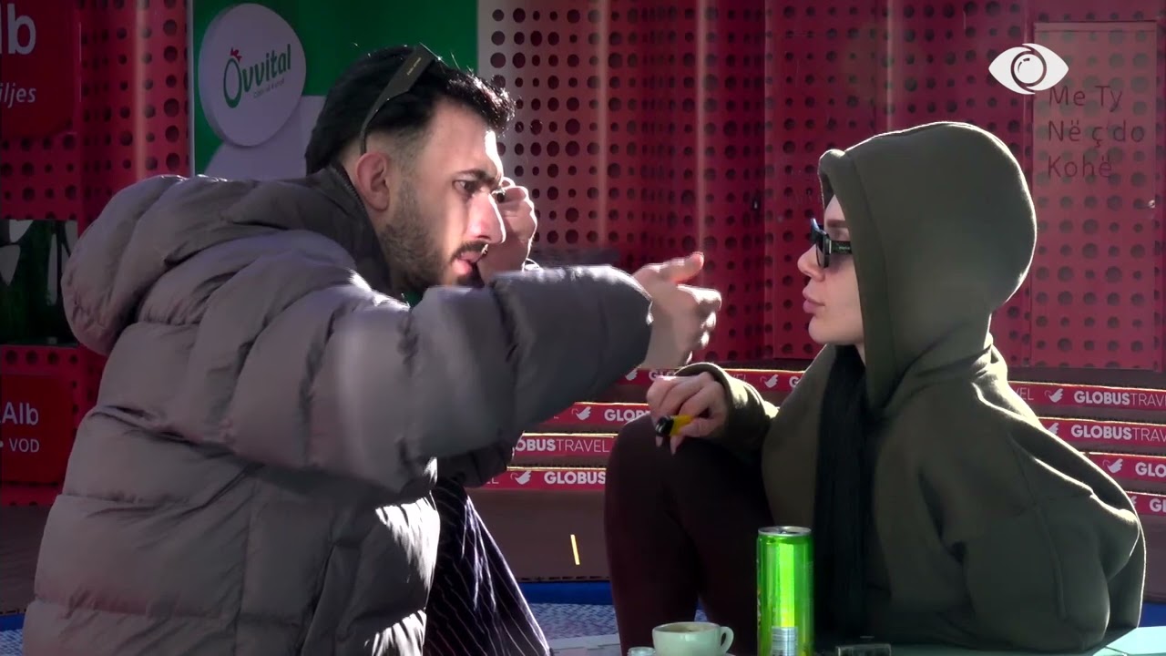 Krusita dhe Kristi i mbajnë duart njëri-tjetrit